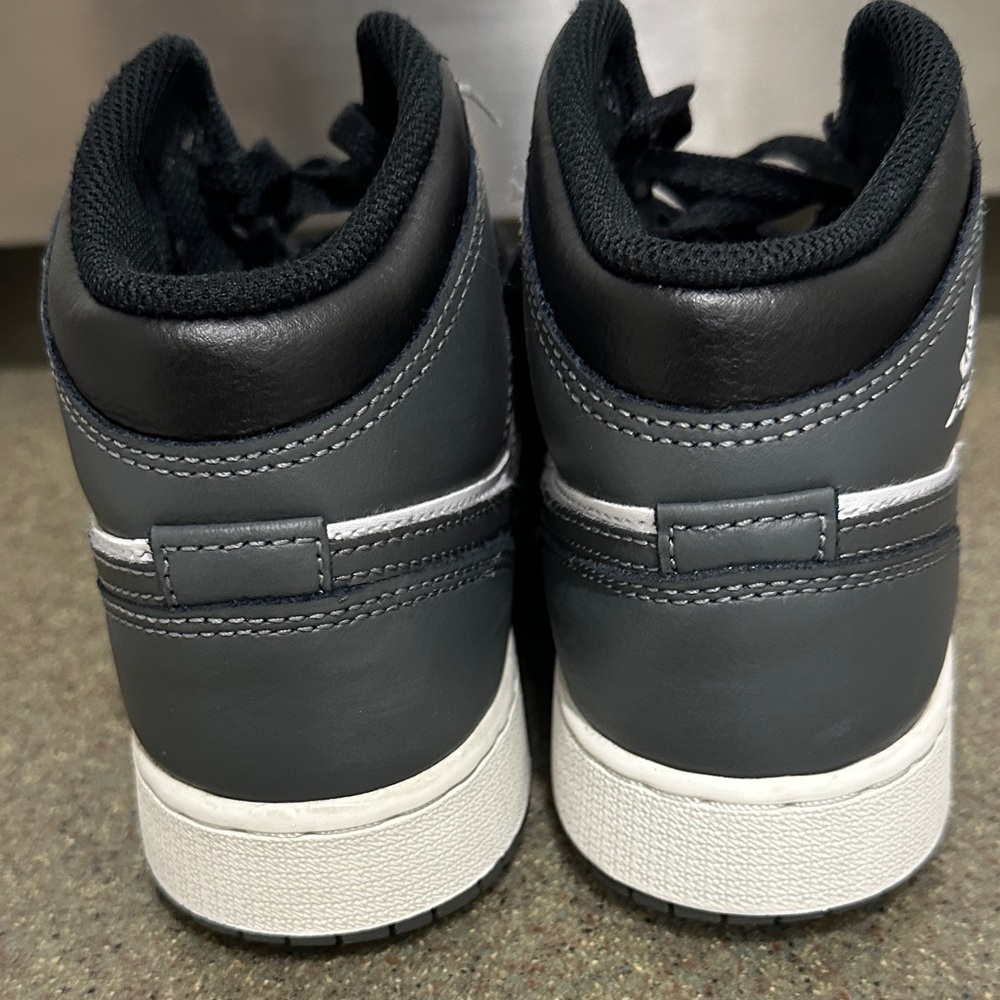 Air Jordon 1 Mid Top Sneakers 5Y - Picture 3 of 7